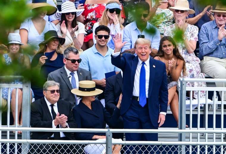 Trump asiste a la graduación de su hijo Barron en escuela secundaria de Florida