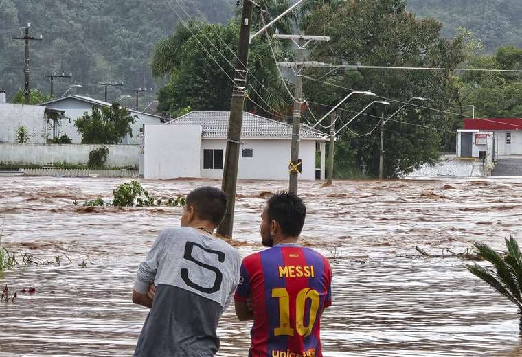 Calles inundadas después de fuertes lluvias en Encantado, Rio Grande do Sul, Brasil / AFP