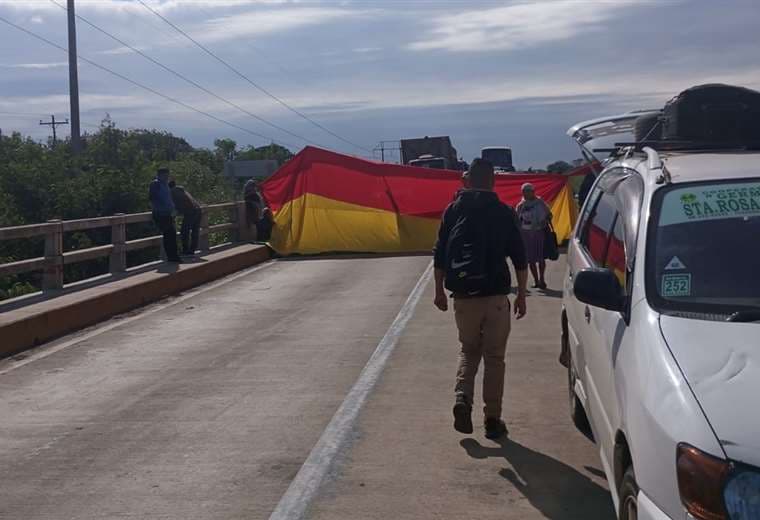 Gremiales levantan el bloqueo y la carretera nueva Santa Cruz - Cochabamba queda expedita 