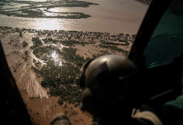 A bordo de un helicóptero, un militar observa Porto Alegre inundado /Foto: AFP