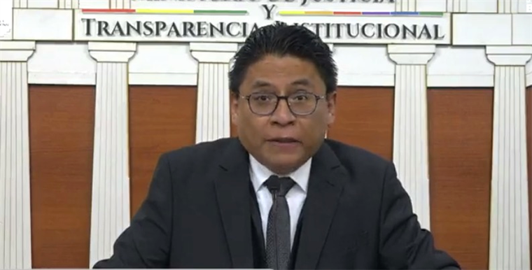 El ministro de Justicia, Iván Lima, defiende la legalidad del decreto