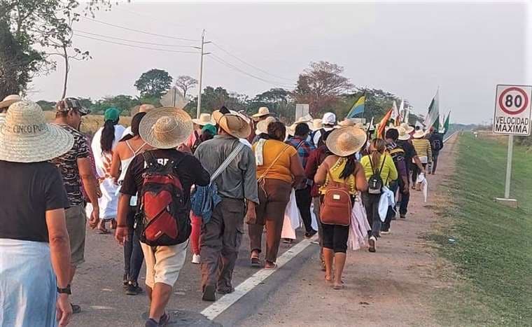 Los marchistas avanzan por el asfalto caliente./Foto: Cidob Orgánica