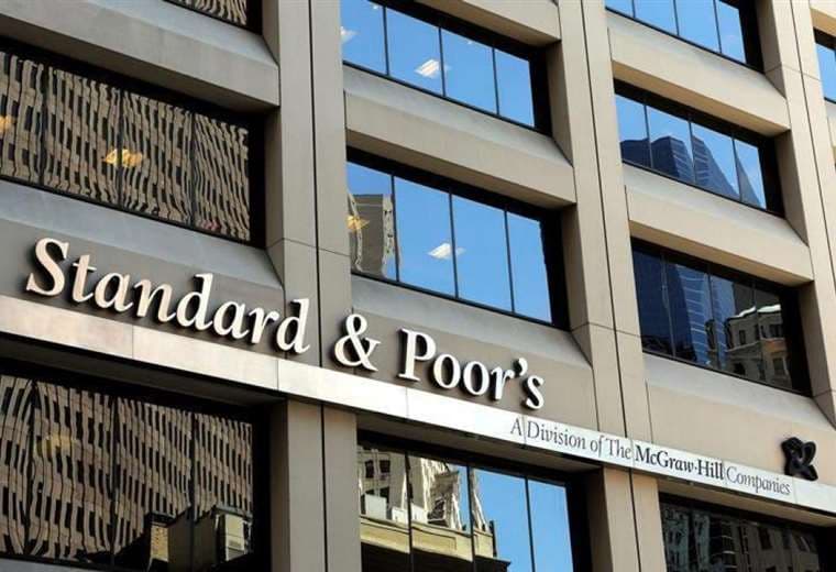 Standard & Poor's observa la posibilidad de una rebaja en los próximos seis a 12 meses