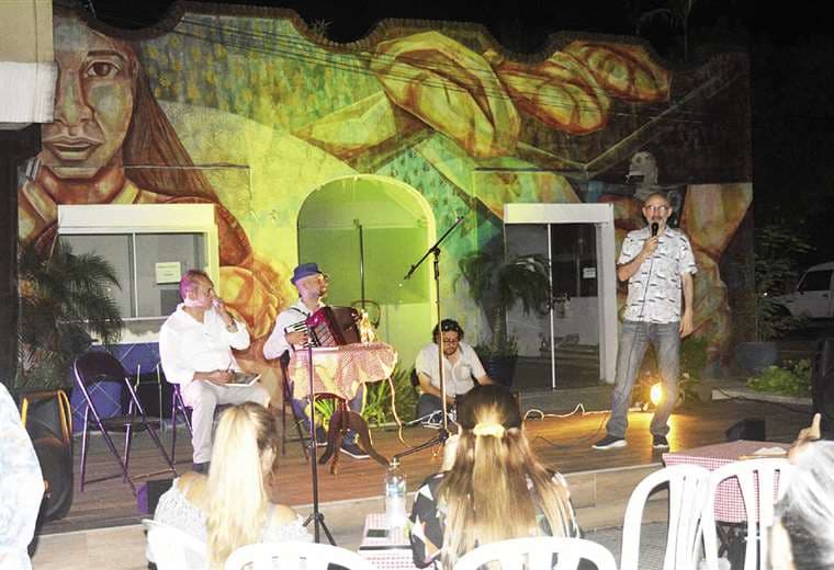 La poesía convivió con la música y otras manifestaciones artísticas en la plazuela