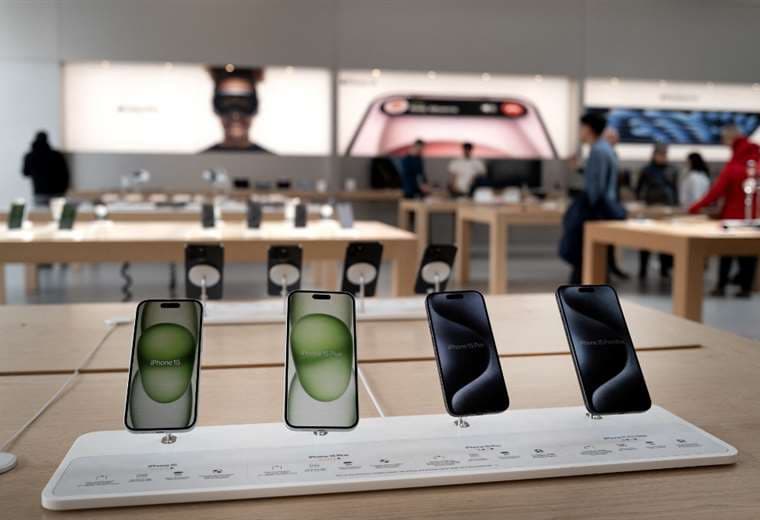Teléfonos Iphone se exhiben en una tienda de Apple en Chicago / AFP 