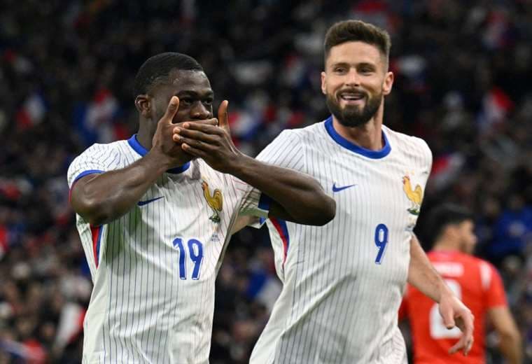 Fofana (izq.) y Giroud aportaron con goles al triunfo de Francia. Foto: AFP