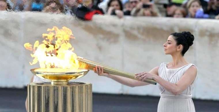 La llama de los Juegos de París 2024 es encendida en Olimpia