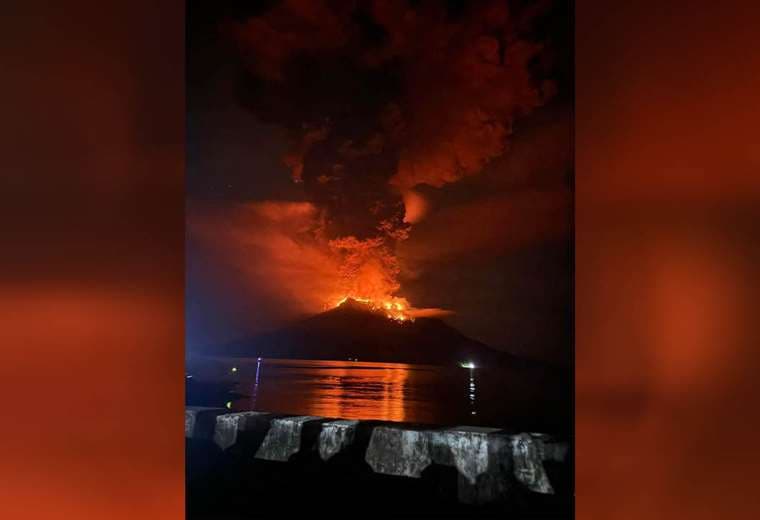 Cientos de evacuados por erupción de volcán en Indonesia