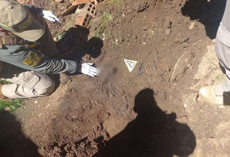 Desentierro de los restos óseos de una de las víctimas. Foto: Fiscalía  