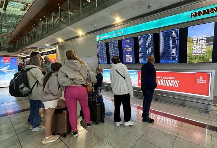  Pasajeros verifican los vuelos en el Aeropuerto Internacional de Dubái / AFP