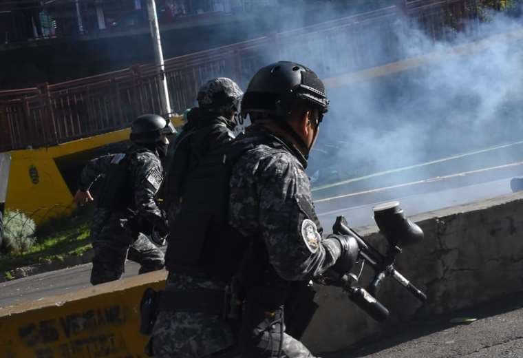 Maestros y policías se enfrentan en la ciudad de La Paz, los educadores rechazan la jubilación obligatoria 