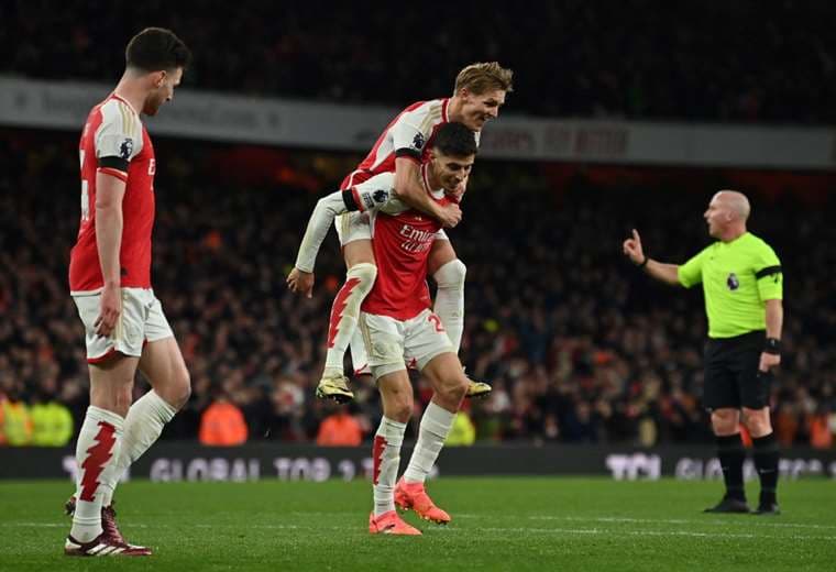 Arsenal golea 5-0 al Chelsea y recupera el liderato en solitario