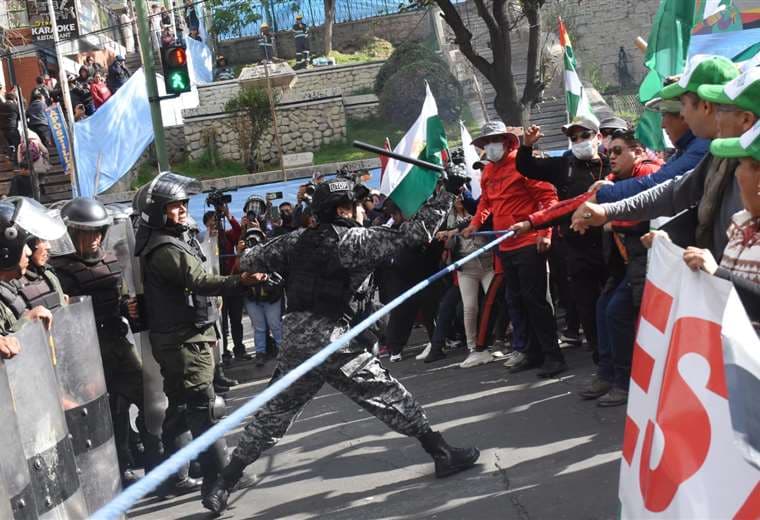 Maestro sufre graves daños en el ojo durante represión policial a la marcha de protesta en La Paz