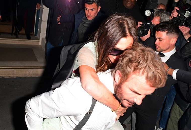 Victoria Beckham salió de su fiesta de cumpleaños subida en la espalda de su marido