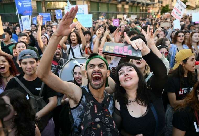 Las imágenes de las masivas protestas en Argentina contra los recortes a la educación superior del gobierno de Milei