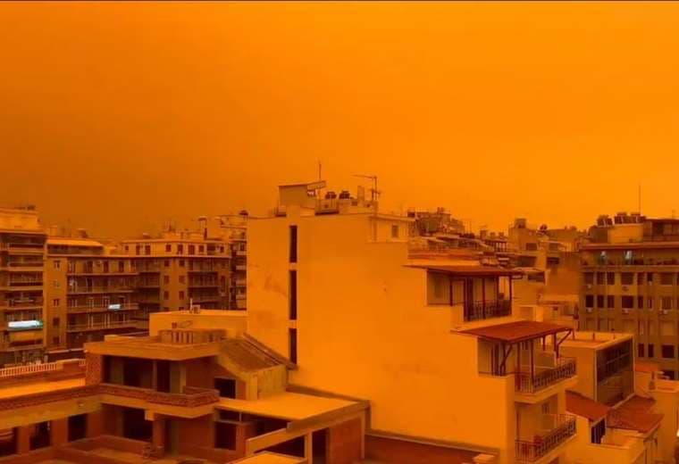 Polvo del Sahara tiñe de naranja el cielo de Atenas