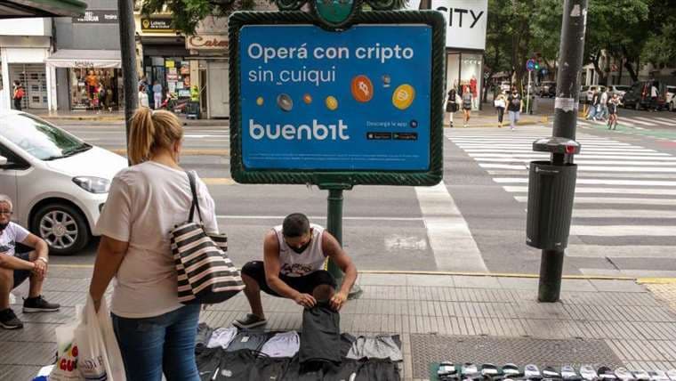 Cómo la crisis ha disparado el uso de criptomonedas en Argentina (y por qué muchos las prefieren al dólar) 