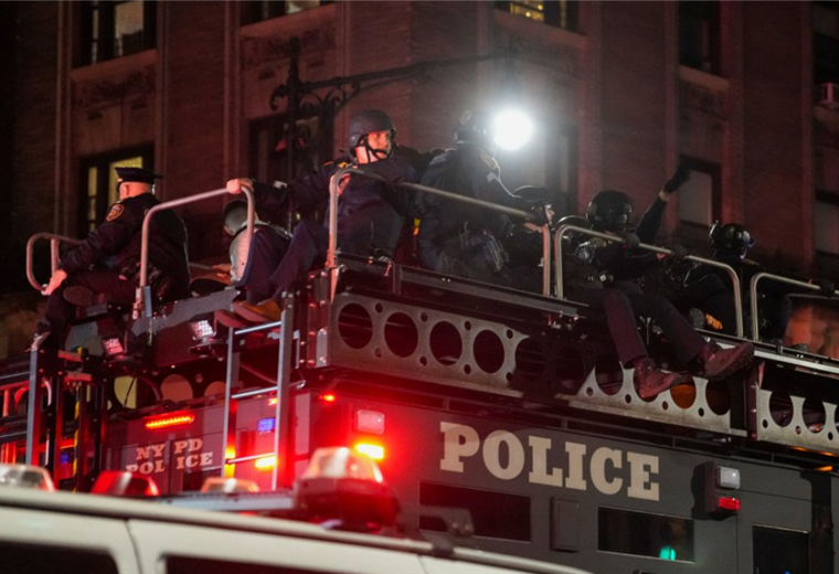 La policía de Nueva York irrumpe en un edificio de la Universidad de Columbia que había sido tomado por los estudiantes 