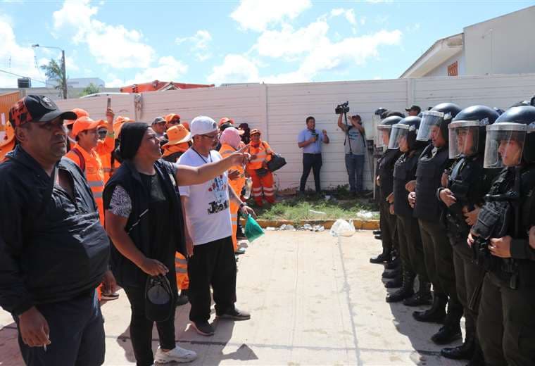 Con intervención policial se levanta el bloqueo de trabajadores de aseo urbano