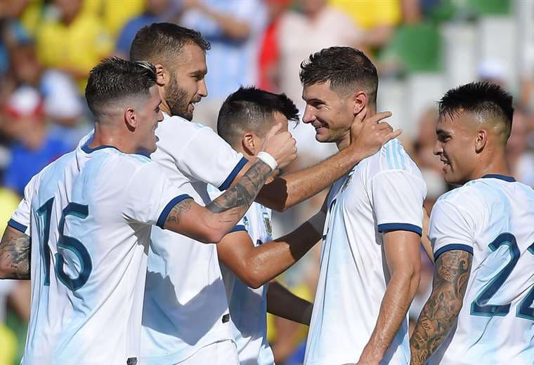 Los jugadores de Argentina celebran el triunfo ante Ecuador. Foto. AFP 