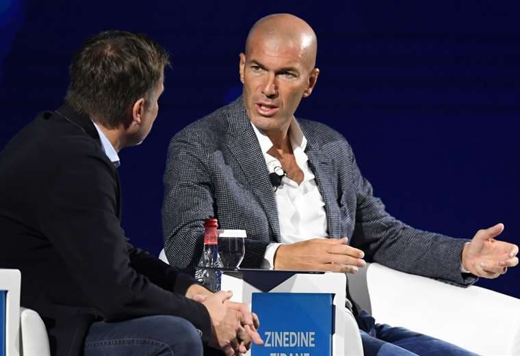 Zidane realizó el comentario sobre la inteligencia durante una conferencia sobre el tema brindada en Dubái. Foto. AFP