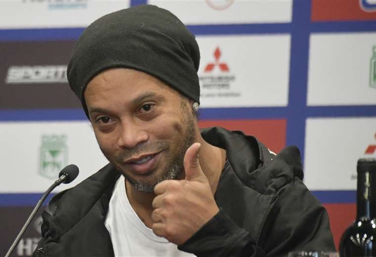 Ronaldinho durante la conferencia de prensa que brindó en Bogotá. Foto: AFP