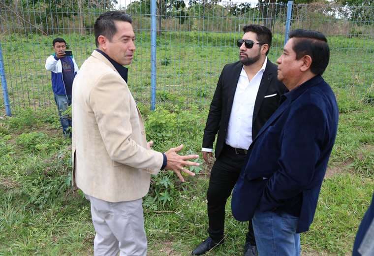 Cronembold le muestra a Salinas los terrenos para la segunda casa de la Verde. Foto: Prensa FBF