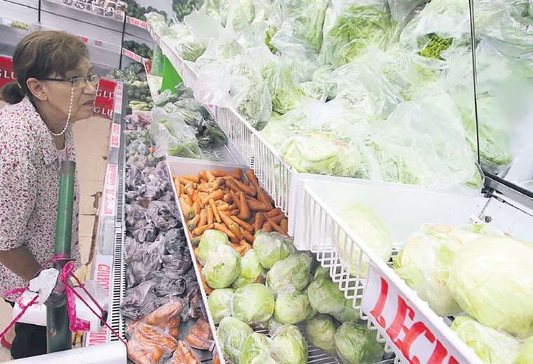 En los supermercados Fidalga afirman que seguirán atendiendo de manera organizada. La reposición de alimentos frescos (verduras, frutas y carnes) se cumplió con regularidad. Foto: HERNÁN VIRGO