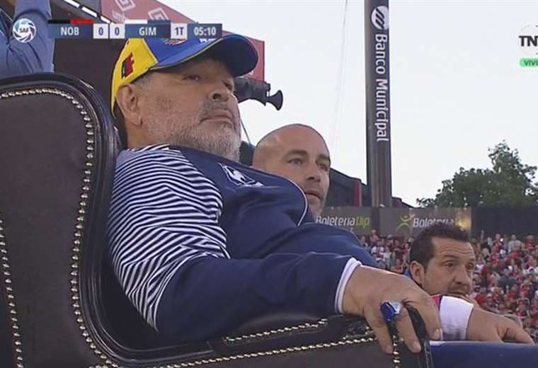 Maradona dirige a Gimnasia desde el sillón que le puso Newell's. Foto: TNT Sports