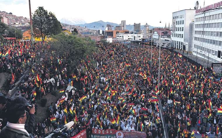 La exitosa movilización de ayer. Lejos de políticos, los sectores reunieron a miles de personas. Foto:  AFP