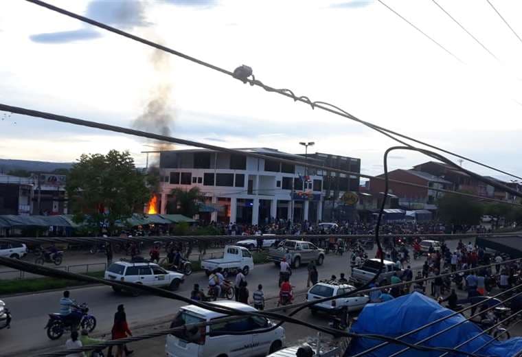 Los ataques se iniciaron a quienes festejaban en la plaza  la renuncia de Evo Morales 