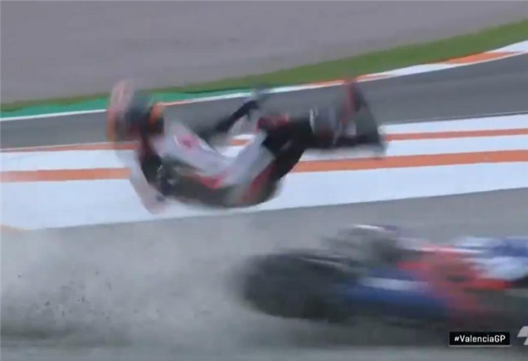 Johann Zarco arrollado por la motocicleta del español Lecuona. Foto: Captura Tv