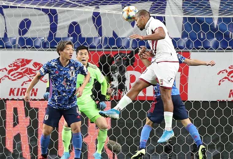El primer gol que anotó Salomón Rondón fue de cabeza. Foto: AFP