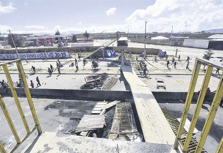 Los manifestantes derrumbaron un puente peatonal, el martes por la noche, en El Alto. Estaba en los alrededores de la planta de Senkata. Foto: APG NOTICIAS