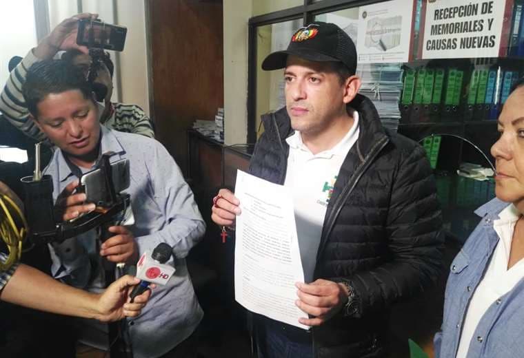 Camacho viajó a Sucre para presentar el recurso legal. Foto: William Zolá