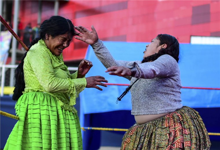 Cholitas luchadoras en El Alto | AFP