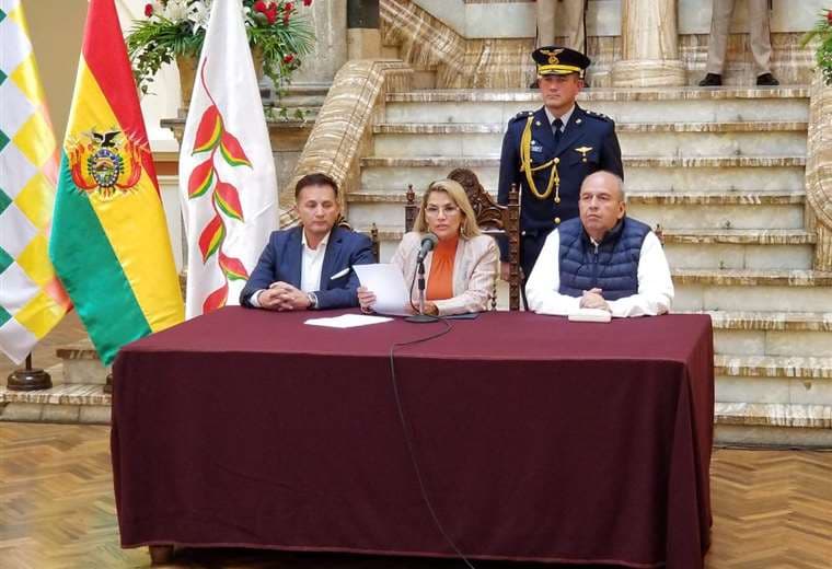 La presidenta Áñez estuvo acompañada en el acto por los ministros de Defensa y Gobierno. 