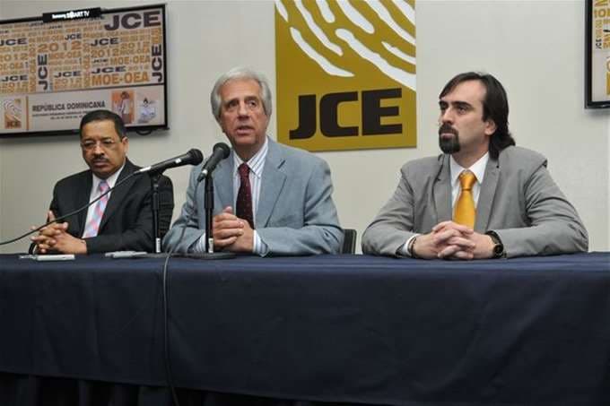 Gutiérrez Vásquez (dcha.) fue parte del equipo electoral de la Organización de Estados Americanos (OEA)