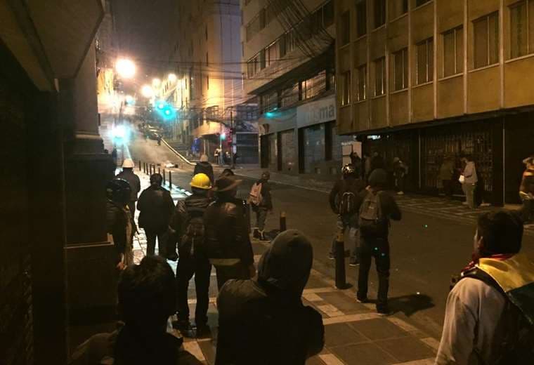 Esta noche se registraron graves enfrentamientos en la capital paceña. Foto: Jesús Alanoca