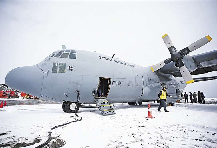 Equipos especiales y naves de varios países buscan la aeronave siniestrada en el mar de Drake. Foto: AFP