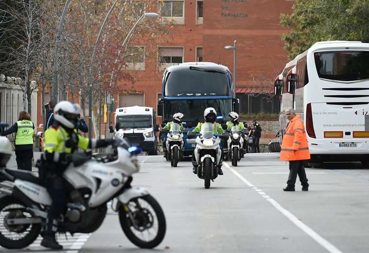 Los buses que trasladarán a los jugadores al Camp Nou están listos. Foto. AFP