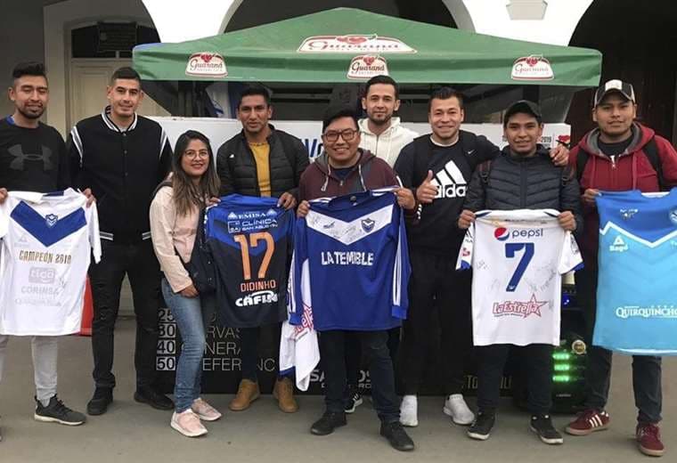 Los jugadores de San José junto a hinchas en el frontis de la Gobernación de Oruro. Foto: Club San José