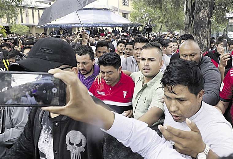 Marco Antonio Pumari estuvo ayer en la Universidad Mayor de San Simón de Cochabamba, en medio de agresiones y de aplausos. Foto: APG Noticias