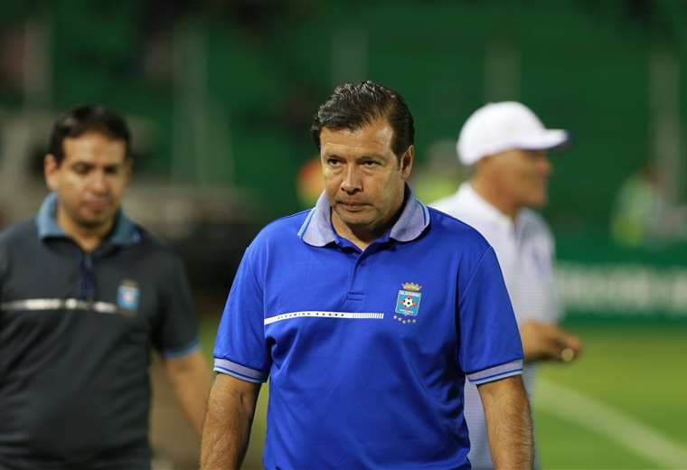 El entrenador de Blooming, Erwin Sánchez, está preocupado porque su equipo no levanta cabeza. Foto: Fuad Landívar