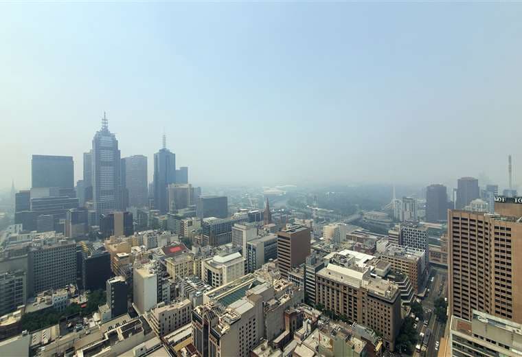 El humo tóxico de los incendios alcanzó este martes Melbourne. Foto AFP