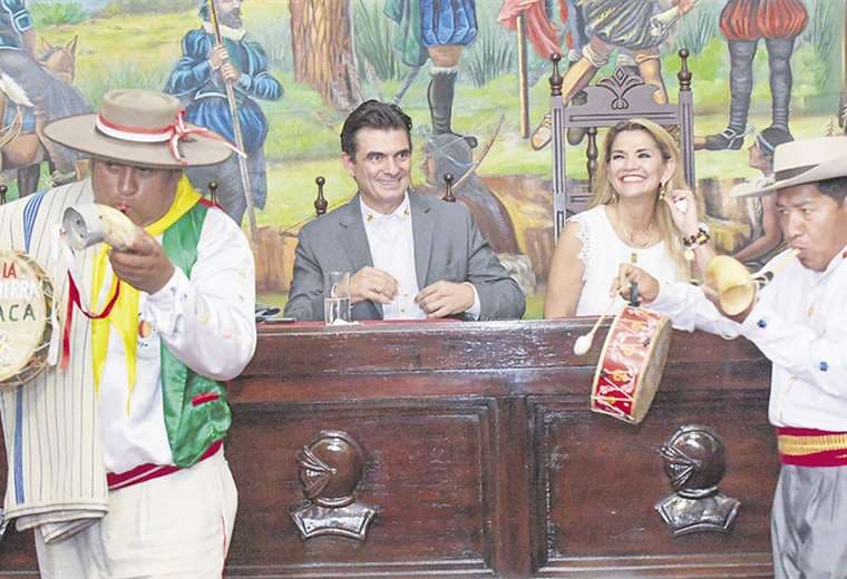 La presidenta Jeanine Áñez hizo el anuncio en el Sedes de Tarija, donde dio 200 ítems y equipos. Foto: ABI