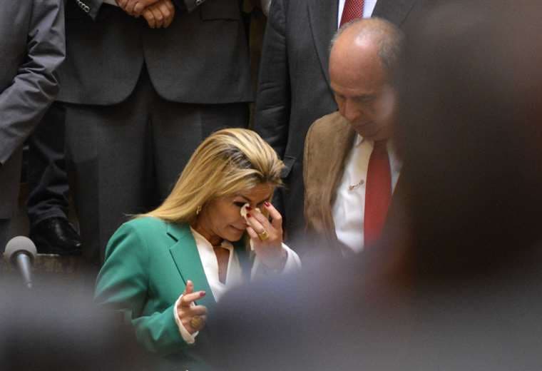 El momento en el que Áñez derrama alguna lágrimas I Foto: APG Noticias.