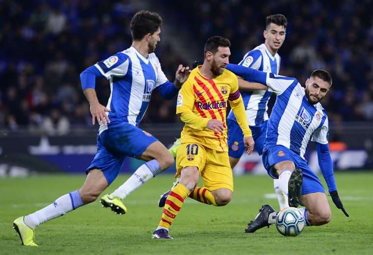 Lionel Messi trata de escapar de sus rivales. Foto: AFP