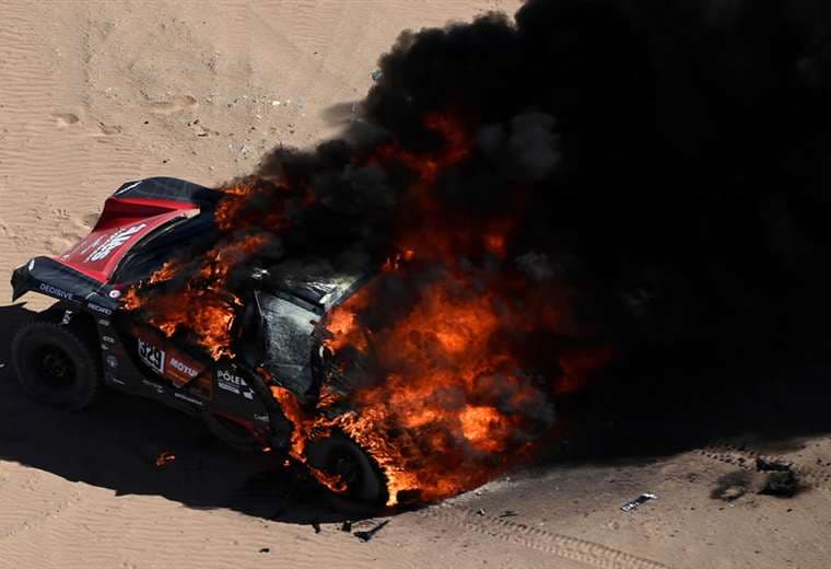 Así terminó el coche de Dumas en la primera etapa del rally en Arabia Saudita. Foto. AFP 