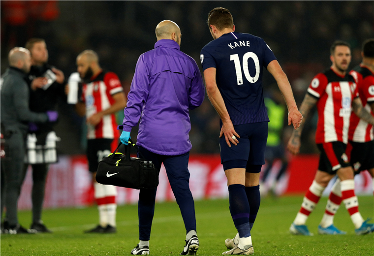 Kane se retira lastimado del partido con Tottenham. Foto: AFP